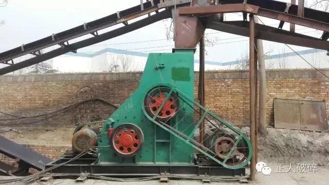 河南新乡煤矸石加工厂无筛底粉碎机使用现场